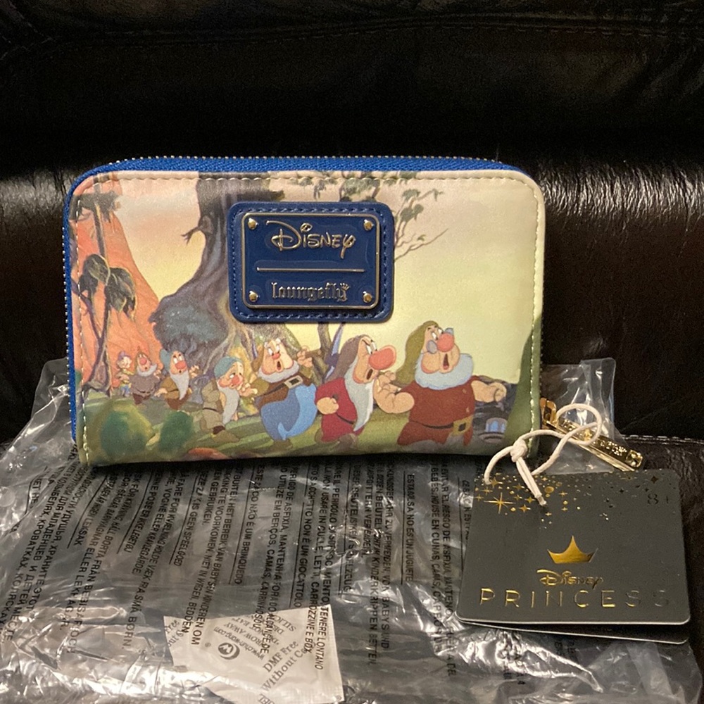Loungefly Snow White & the 7 Dwarfs Scenes zip around wallet NWT Adorable!
